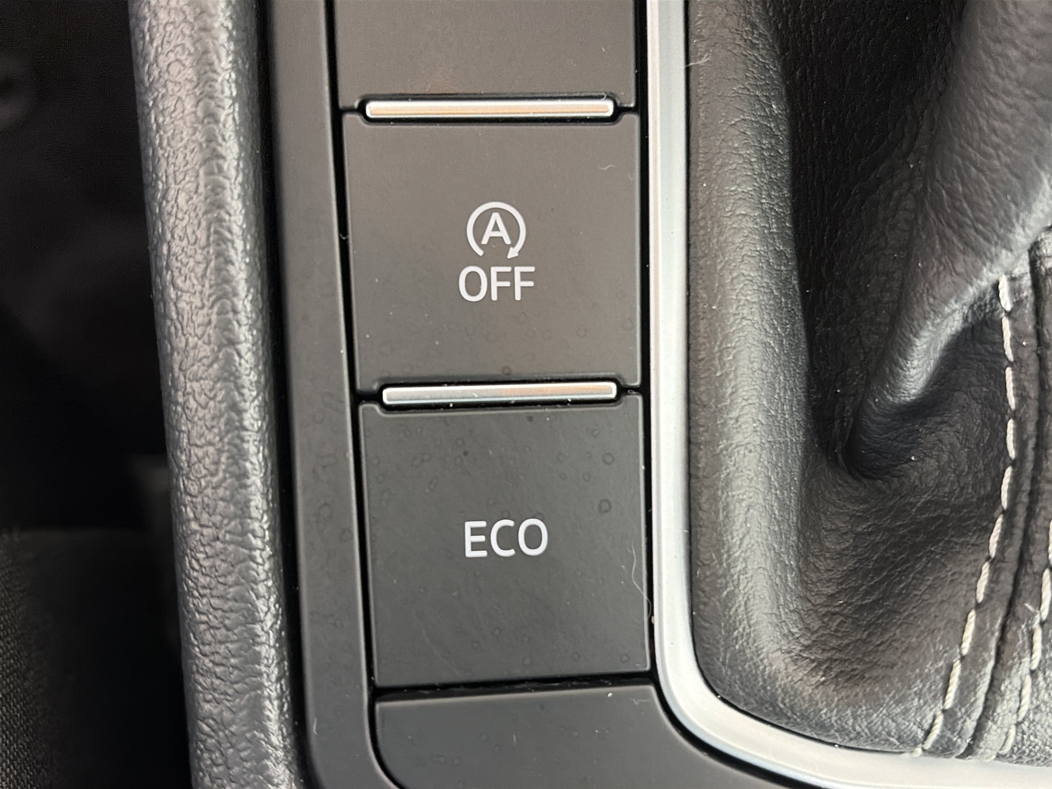 Used 2025 Volkswagen Jetta SE FWD image 26
