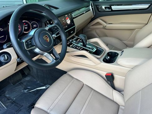 Used 2023 Porsche Cayenne Platinum Edition image 4