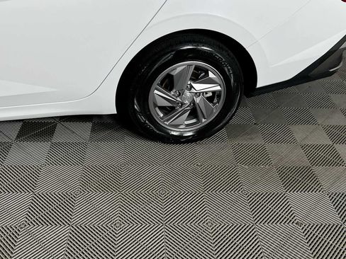 Certified 2025 Hyundai Elantra SE FWD image 30