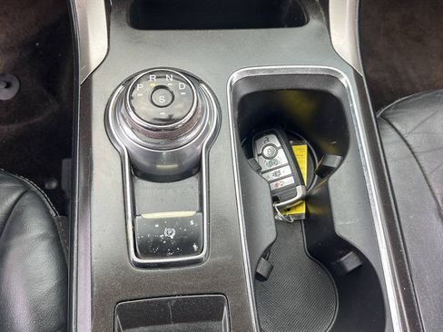 Used 2018 Ford Fusion SE w/ Fusion SE Technology Package FWD image 11