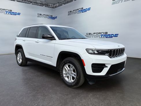Used 2023 Jeep Grand Cherokee Laredo image 3