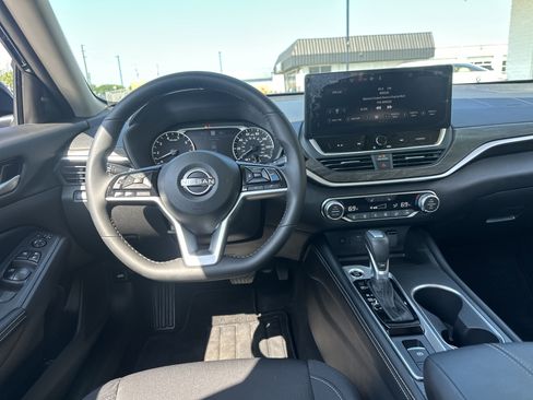 Used 2025 Nissan Altima 2.5 SV w/ SV Premium Package FWD image 10