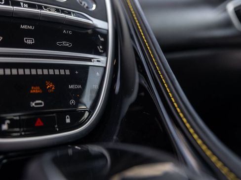 Used 2022 Aston Martin DB11 Volante RWD image 46