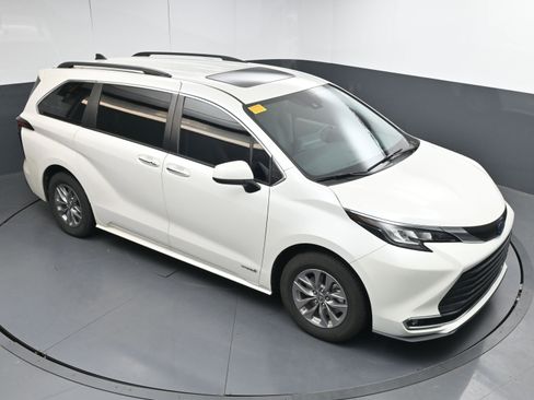 Certified 2021 Toyota Sienna XLE image 34