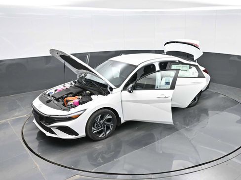 Certified 2025 Hyundai Elantra SEL FWD image 39