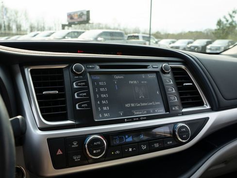 Used 2019 Toyota Highlander XLE image 25