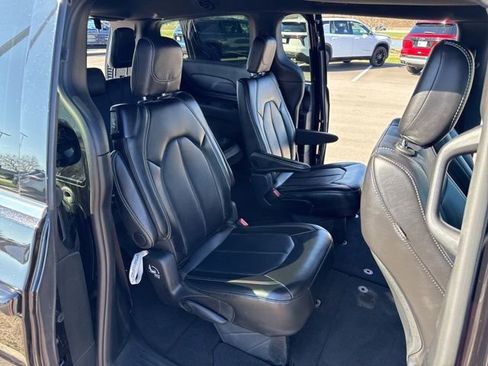 Used 2025 Chrysler Pacifica Select image 24