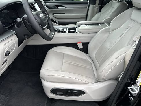 Certified 2025 Jeep Wagoneer 4WD image 14