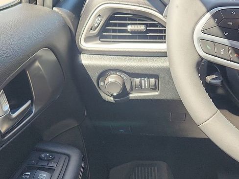 Used 2025 Chrysler Voyager LX FWD image 13