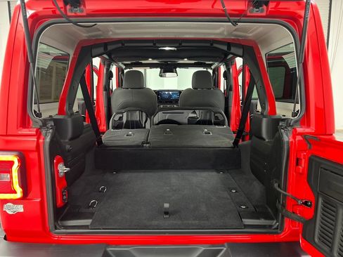 Used 2025 Jeep Wrangler Unlimited Sahara image 28