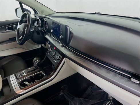 Used 2022 Kia Carnival LX image 27