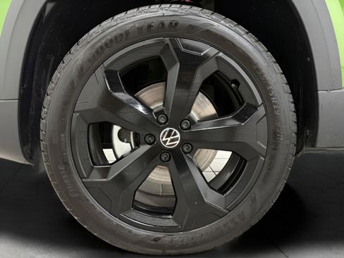 New 2025 Volkswagen Taos SE image 22