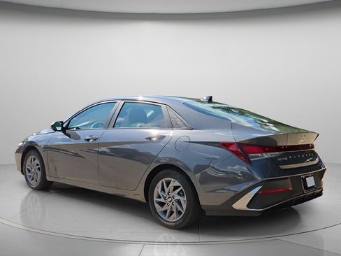 Used 2024 Hyundai Elantra SEL FWD image 6