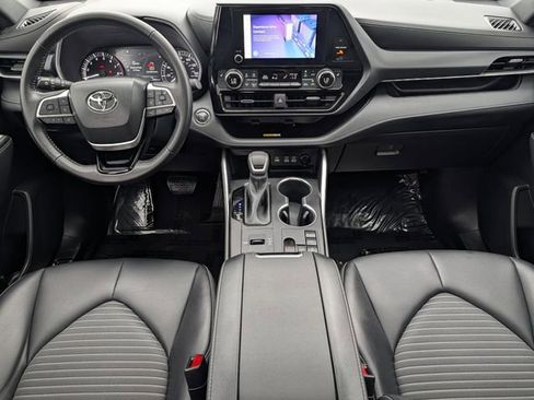 Used 2023 Toyota Highlander XSE image 11