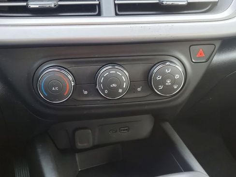 Certified 2024 Chevrolet Trax RS w/ Sunroof Package image 29