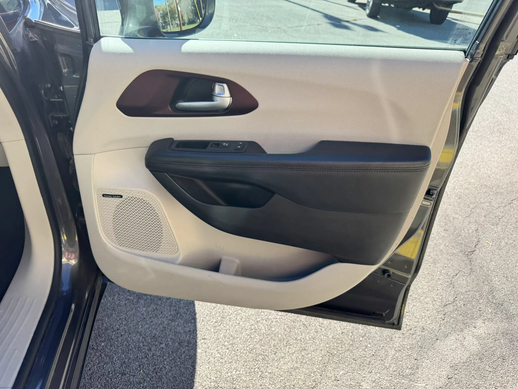 Used 2017 Chrysler Pacifica Limited FWD image 24
