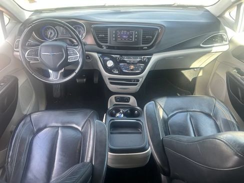 Used 2017 Chrysler Pacifica Touring-L FWD image 28