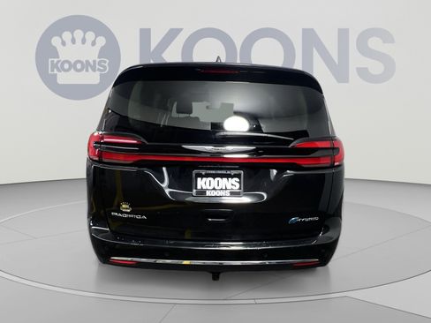 Used 2022 Chrysler Pacifica Limited w/ Uconnect Theater Family Group FWD image 10