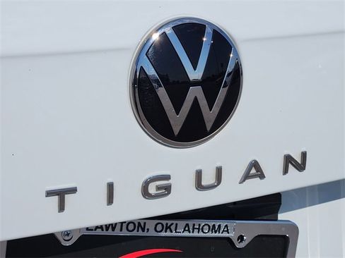 Used 2024 Volkswagen Tiguan SE image 11