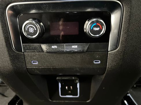 Used 2025 Chevrolet Suburban Z71 image 22