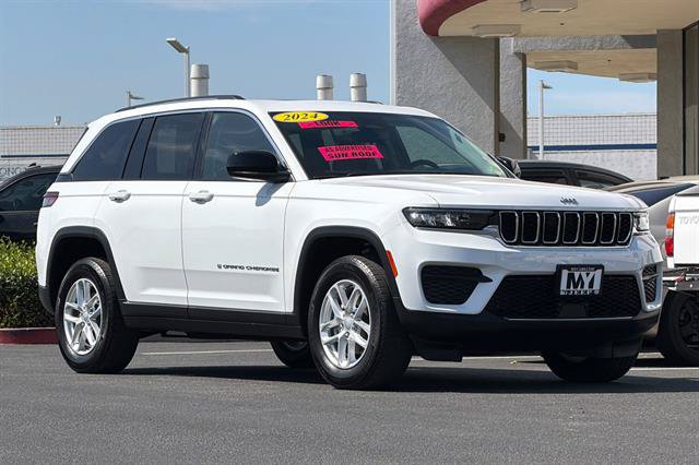 Used 2024 Jeep Grand Cherokee Laredo X RWD image 2