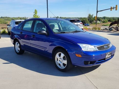 Used 2005 Ford Focus ZX4 Sedan FWD image 4