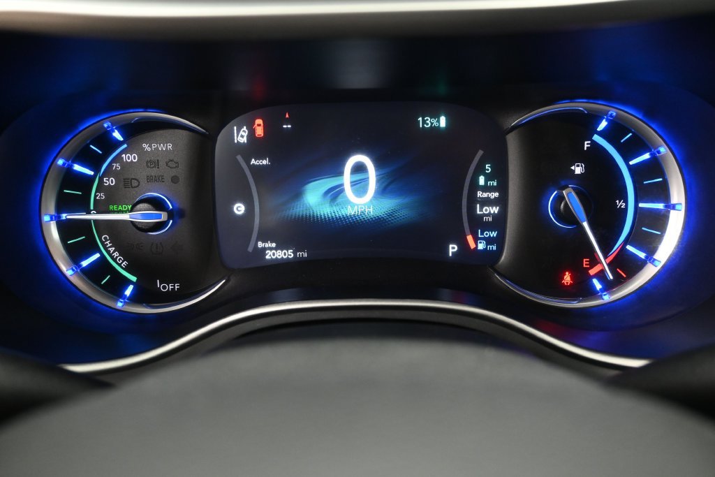 Used 2023 Chrysler Pacifica Touring-L w/ S Appearance Package FWD image 15