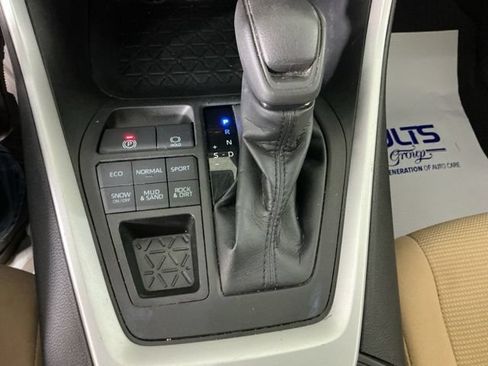 Used 2022 Toyota RAV4 LE AWD/4WD image 14