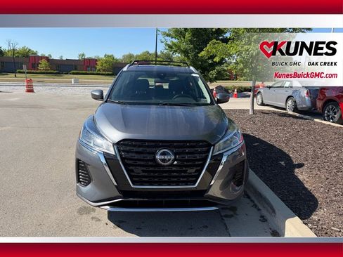 Used 2024 Nissan Kicks SV FWD image 2