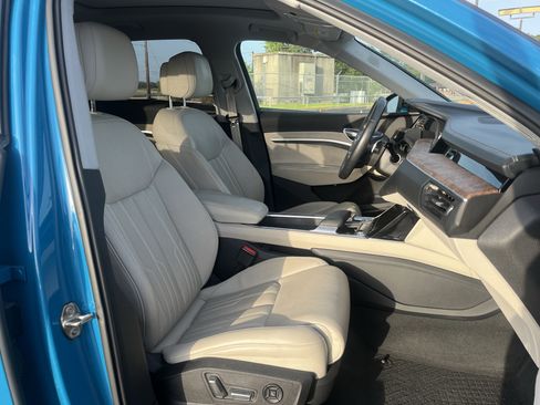 Used 2019 Audi e-tron Prestige w/ Prestige Package AWD/4WD image 30