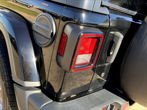 Used 2019 Jeep Wrangler Unlimited Sahara image 27