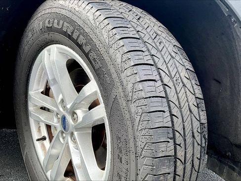 Used 2022 Ford Explorer XLT w/ Equipment Group 202A RWD image 7