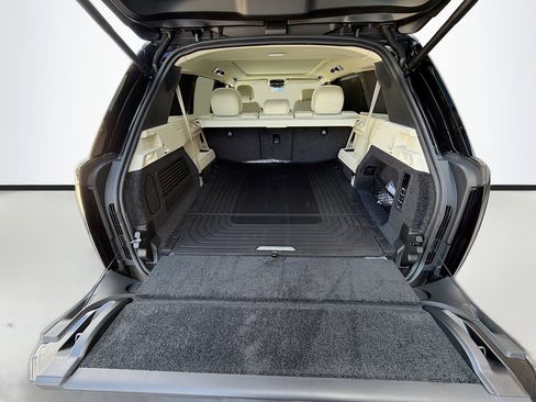 New 2026 Land Rover Range Rover Long Wheelbase SE image 12