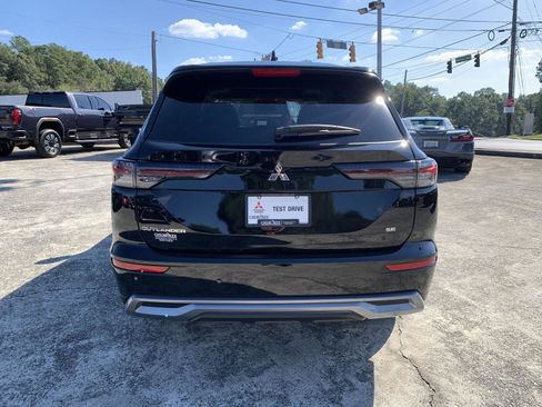 New 2025 Mitsubishi Outlander SE image 3