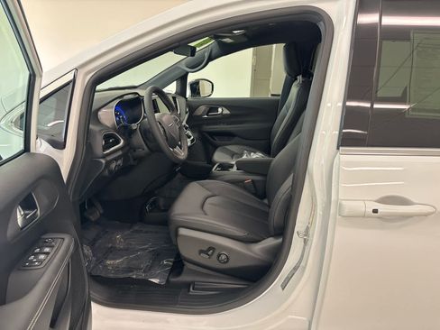 New 2026 Chrysler Voyager LX image 14