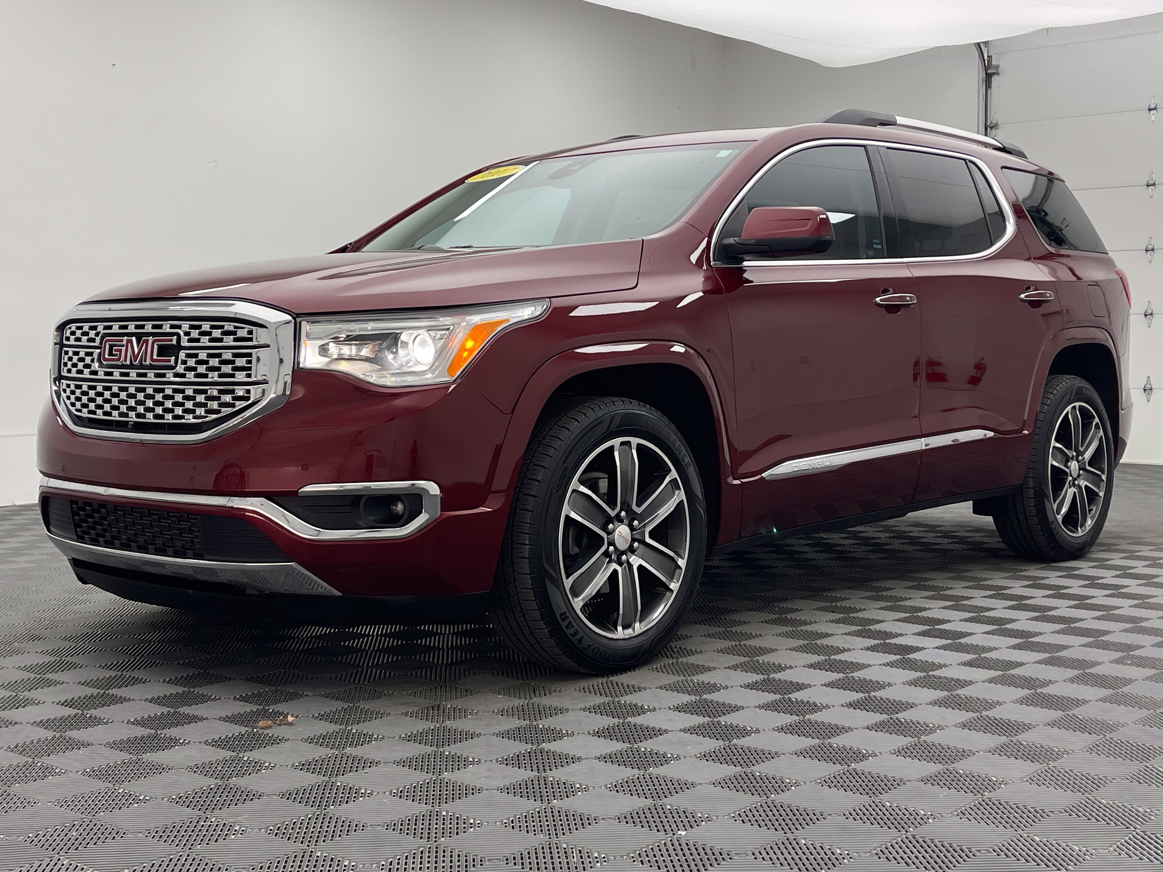 Used 2017 GMC Acadia Denali w/ Technology Package AWD/4WD image 2