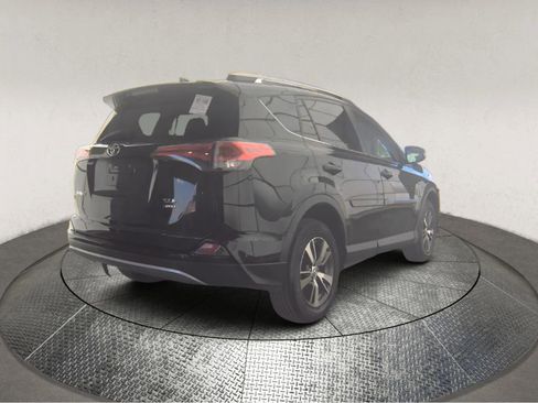 Used 2018 Toyota RAV4 XLE AWD/4WD image 2