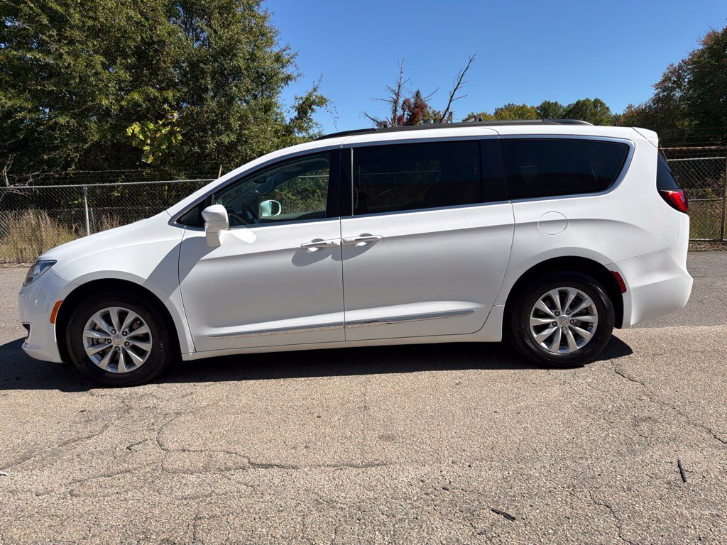 Used 2017 Chrysler Pacifica Touring-L FWD image 5
