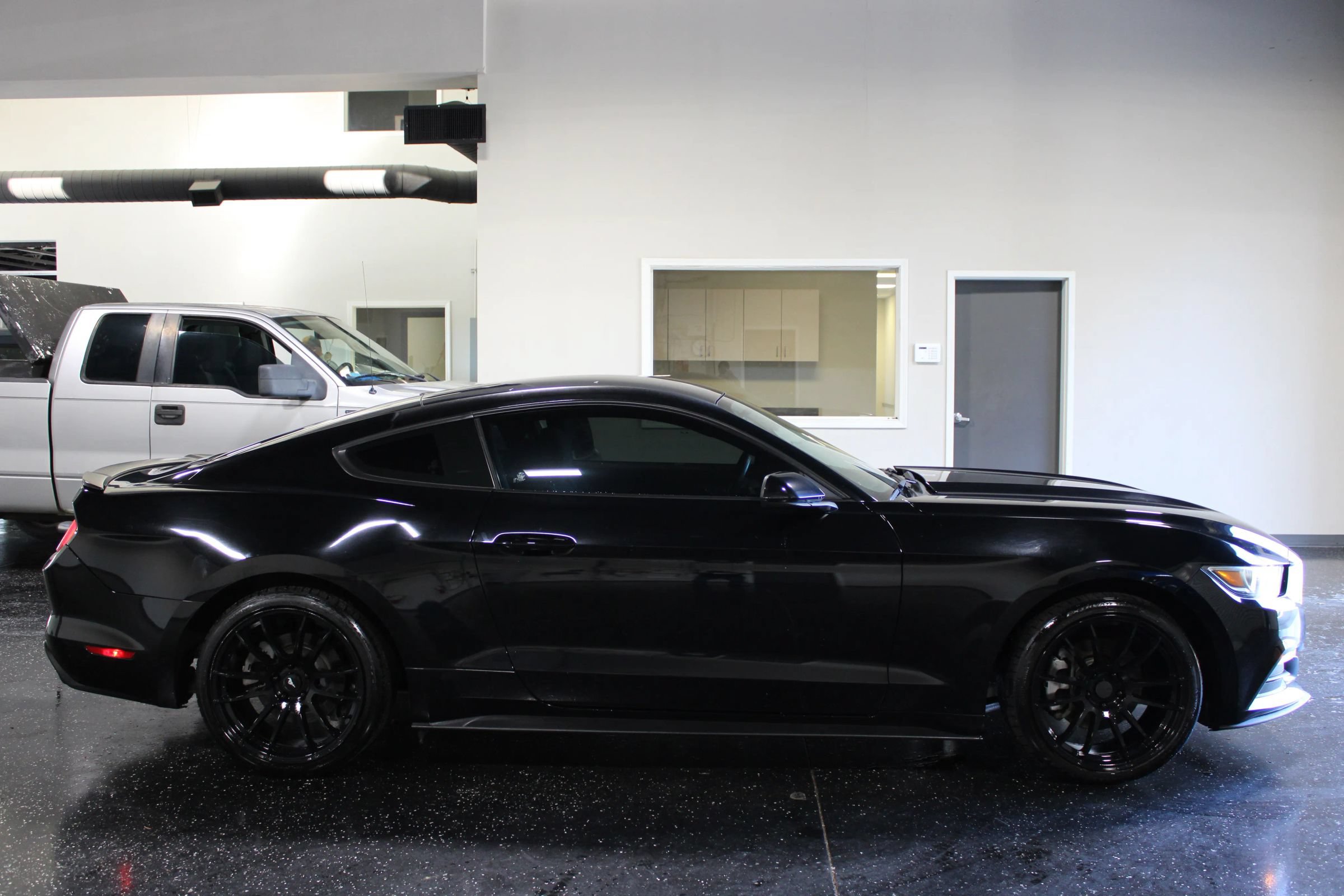 Used 2016 Ford Mustang Coupe RWD image 3