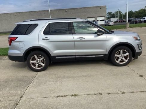 Used 2017 Ford Explorer XLT w/ Equipment Group 202A AWD/4WD image 11