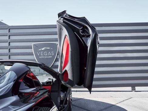 Used 2025 McLaren Artura image 25