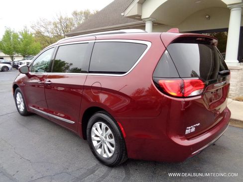 Used 2018 Chrysler Pacifica Touring-L FWD image 4