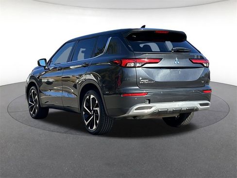 Used 2024 Mitsubishi Outlander SE image 3