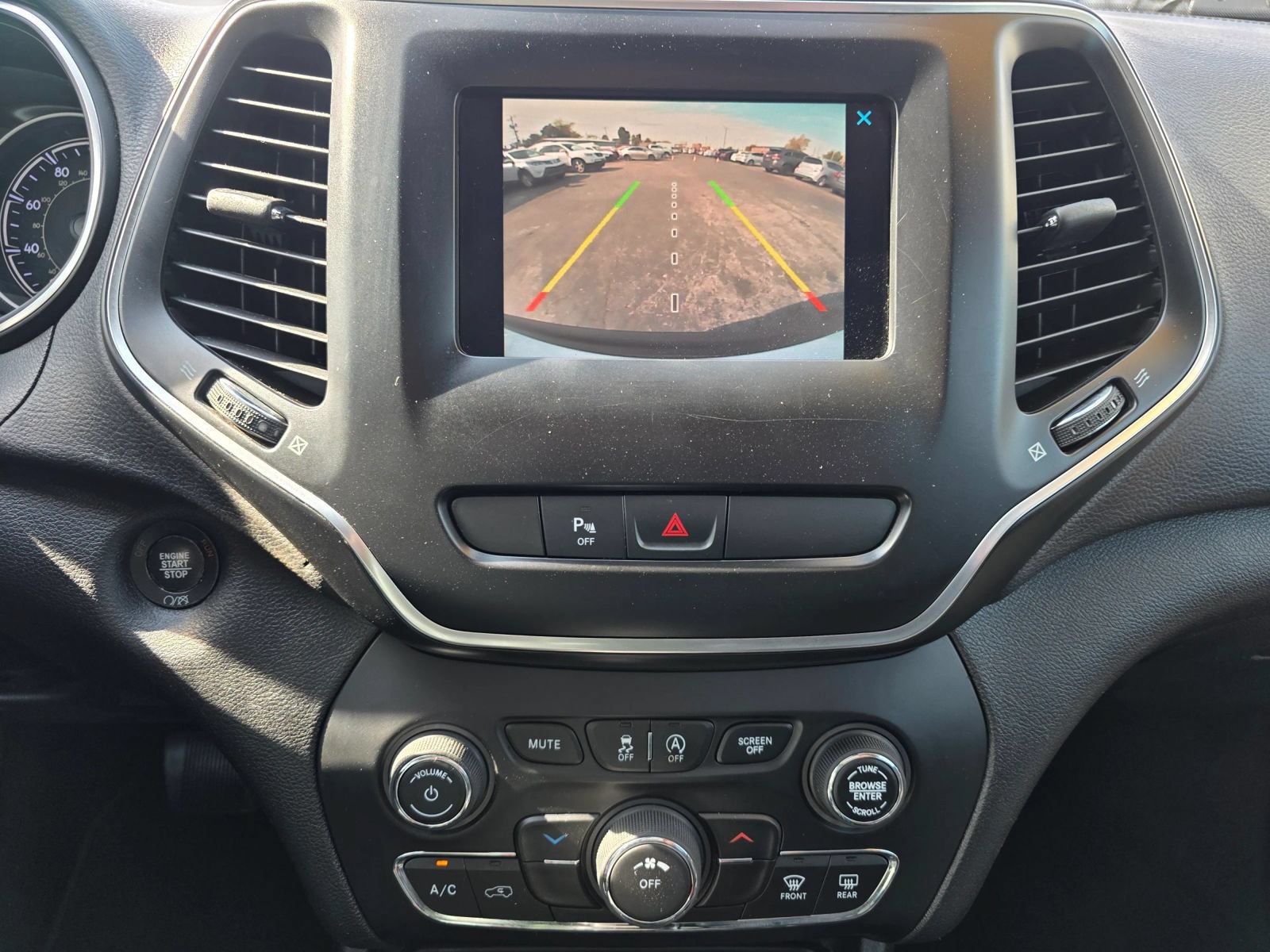 Used 2019 Jeep Cherokee Latitude Plus FWD image 4