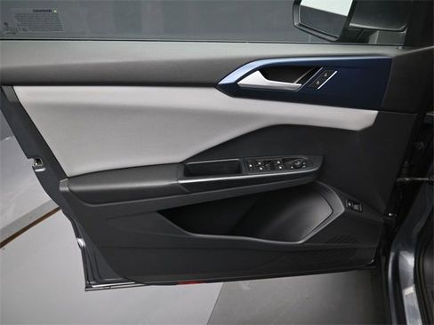 Used 2023 Volkswagen Taos SE w/ Panoramic Sunroof Package image 11