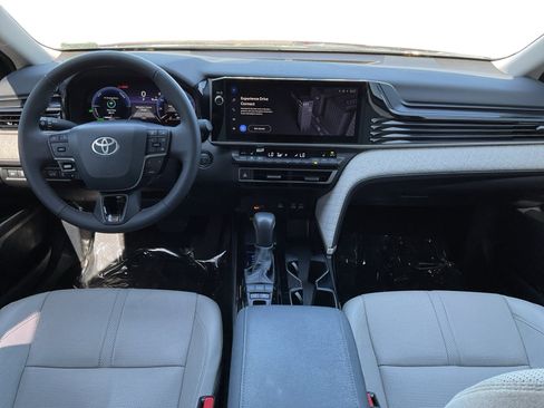 Used 2025 Toyota Camry XLE FWD image 9