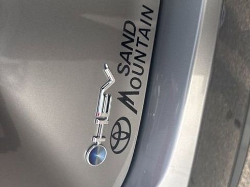 Used 2025 Toyota Camry SE w/ Convenience Package image 10