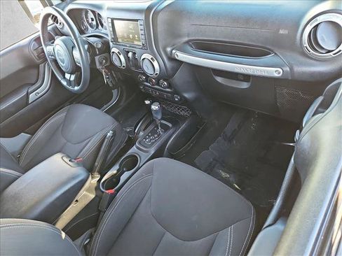 Used 2018 Jeep Wrangler Sahara w/ Connectivity Group AWD/4WD image 18