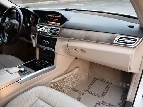 Used 2014 Mercedes-Benz E 550 4MATIC Sedan image 24