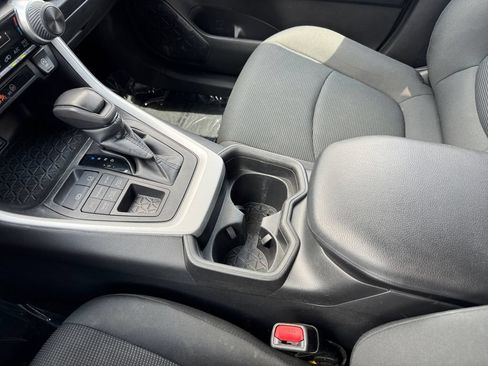 Used 2021 Toyota RAV4 LE AWD/4WD image 26